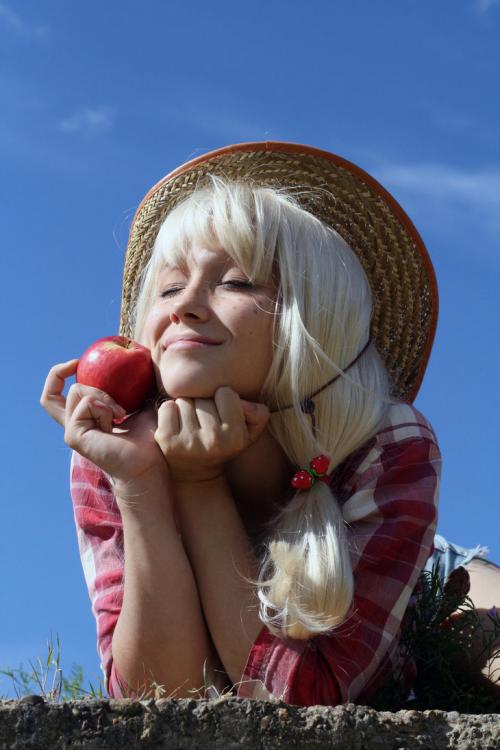 applejack_cosplay_by_atly_san-d56gxf5.jpg